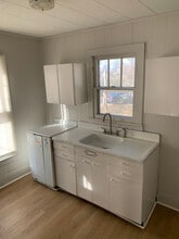 Building Photo - 218 Elm St