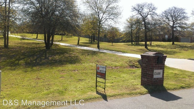 Foto del edificio - 5 br, 3 bath House - 13400 Hedy Avenue