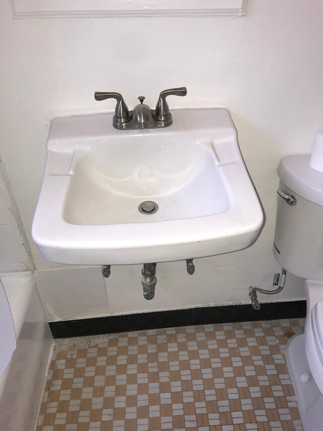 Building Photo - 4156 Rosewood Ave