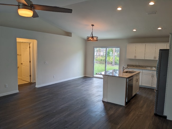 Foto del edificio - 5900 Cazler Ave