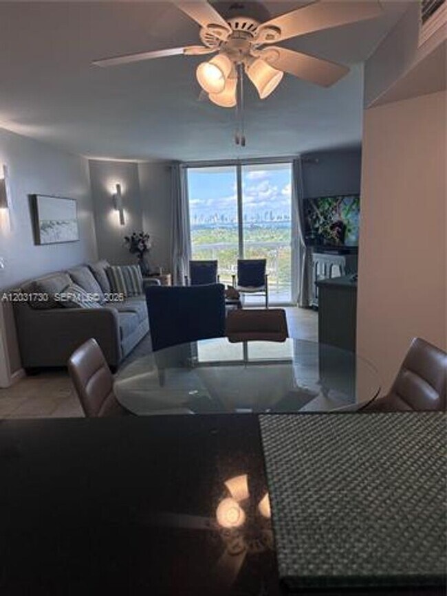 Foto del edificio - 5880 Collins Ave