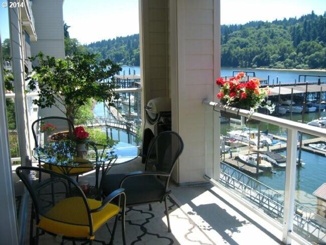 Building Photo - GORGEOUS CONDO IN SELLWOOD - WAVERLY LANDI...