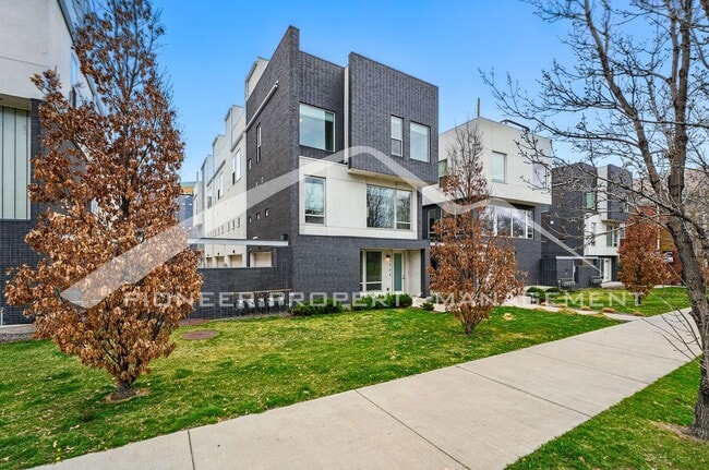 Photo - Spacious Home with Washer/Dryer and Mountain Views