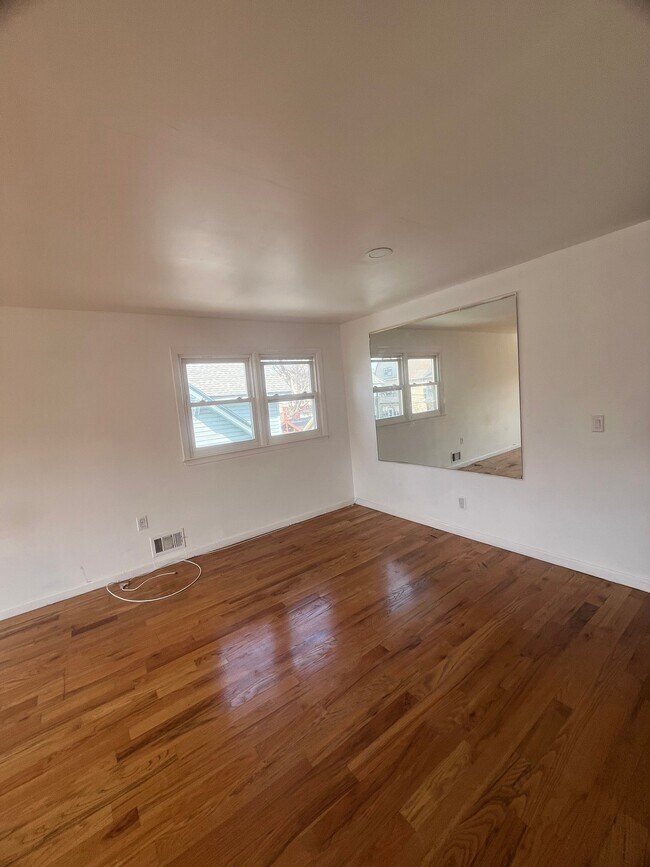 Foto del edificio - 221 Custer Ave