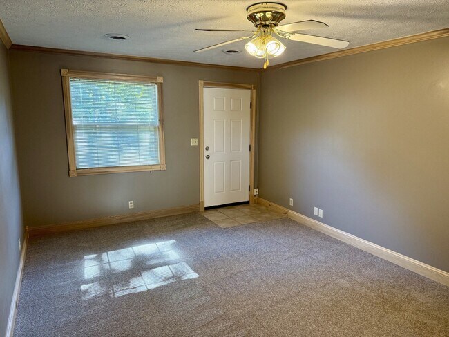 Foto del edificio - 1616 Spring Valley Dr