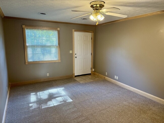 Building Photo - 1616 Spring Valley Dr