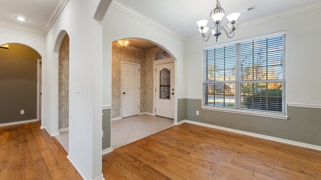 Foto del edificio - Charming 4-Bedroom Fayetteville Retreat with Granite Accents & Warm Fireplace!