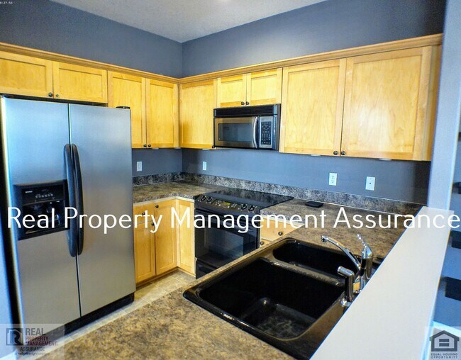 Building Photo - Charming 3BR / 2.5BA Corner Unit Home in A...