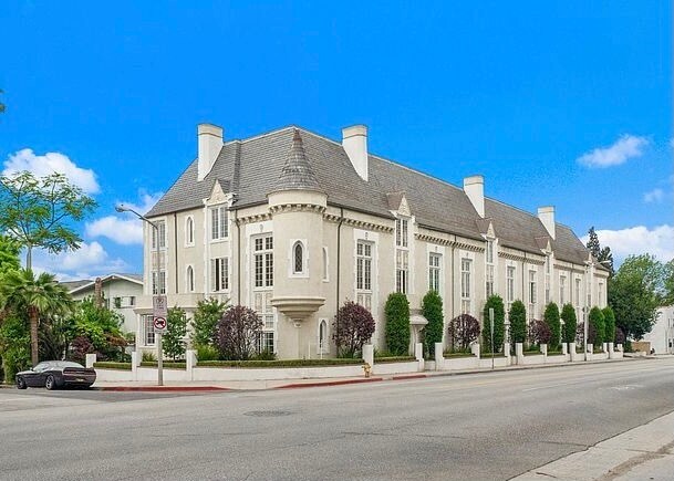 The Four Gables - 8258 Fountain Ave
