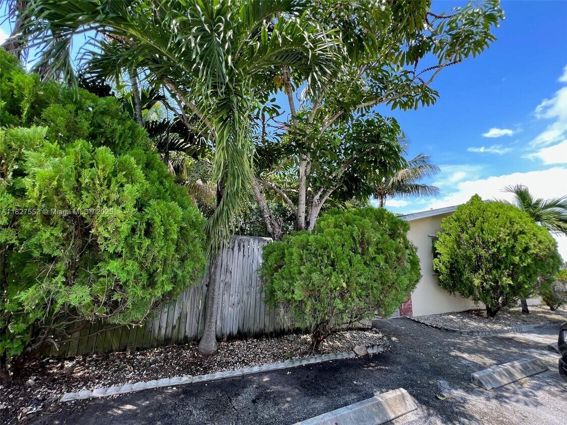 Foto principal - 4841 SW 45th Ave