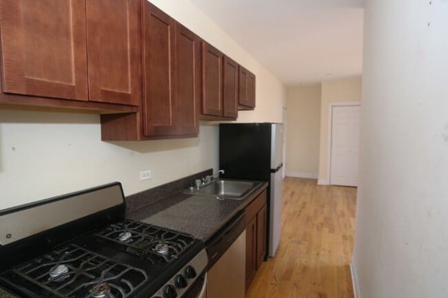 Building Photo - 952 W Cornelia Ave
