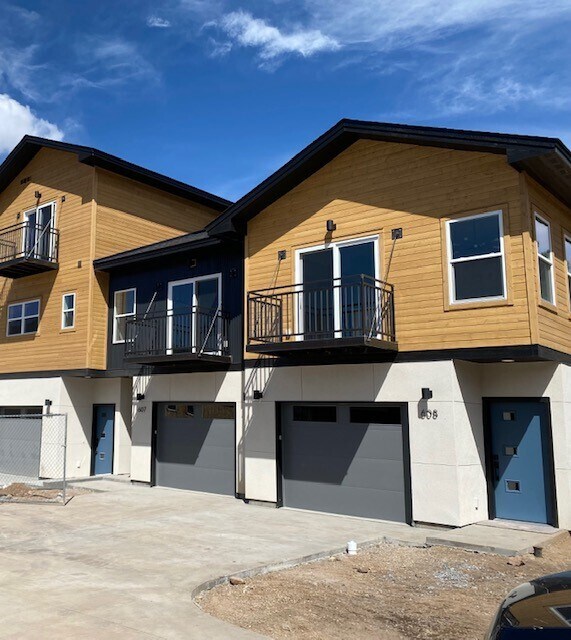 Front of Building - 220 Metz Ln