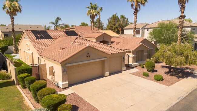 Foto del edificio - Gorgeous Everything you Need 4Bedroom plus Den Chandler Home!