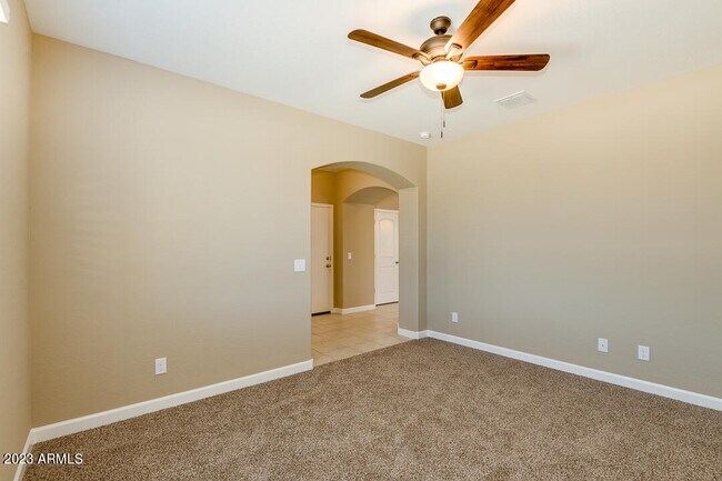 Foto del edificio - 41329 W Curtis Ln