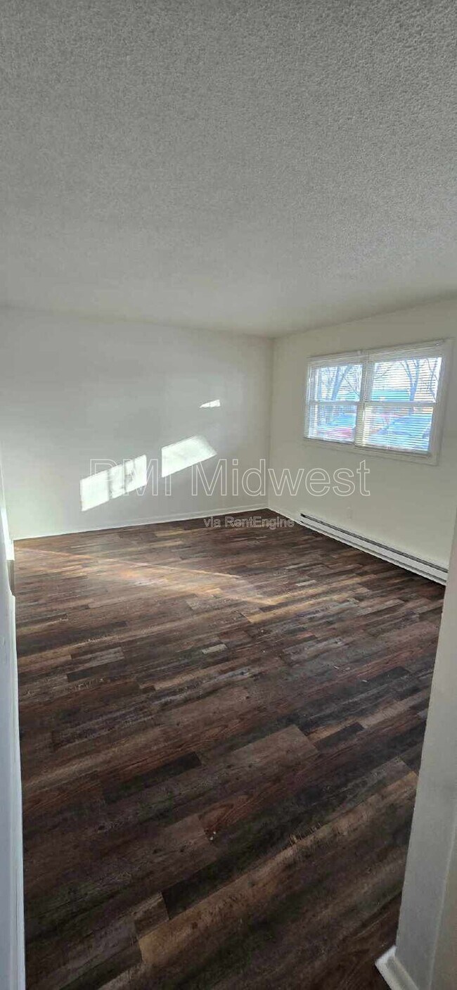 Building Photo - 570 US-52