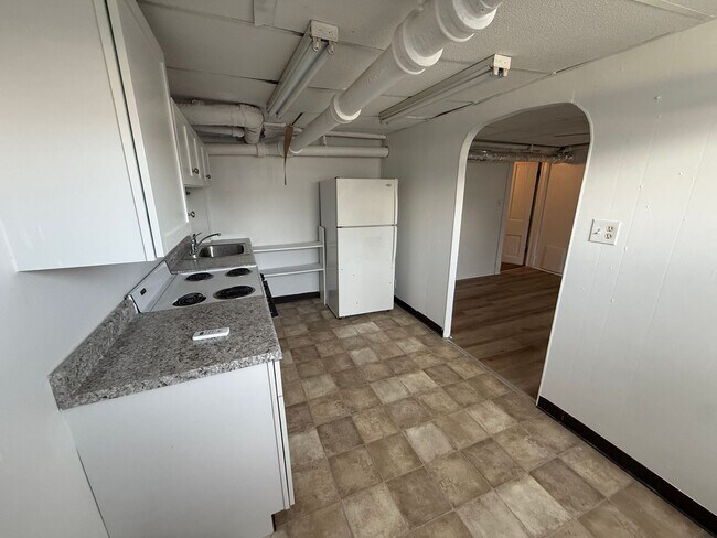 Foto del edificio - 1 bedroom, 1 bathroom Apartment! AUGUST 2025!