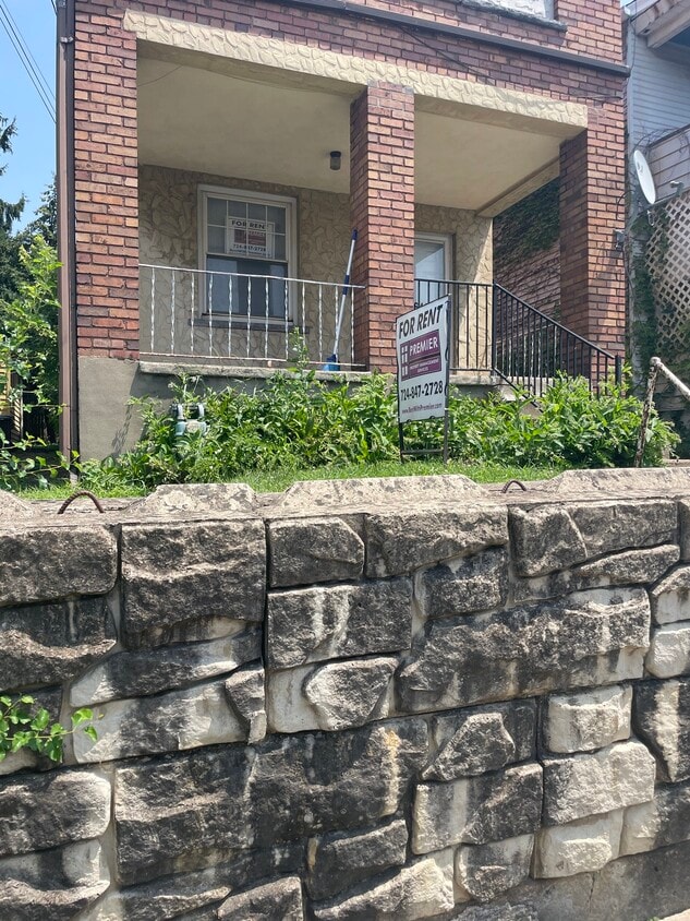 642 Olive Ln Unit 1, Ambridge, PA 15003 Room for Rent in Ambridge, PA