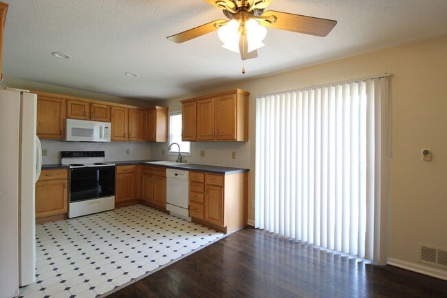 Building Photo - 2 Bedroom 1 Bath House In Overland Park
