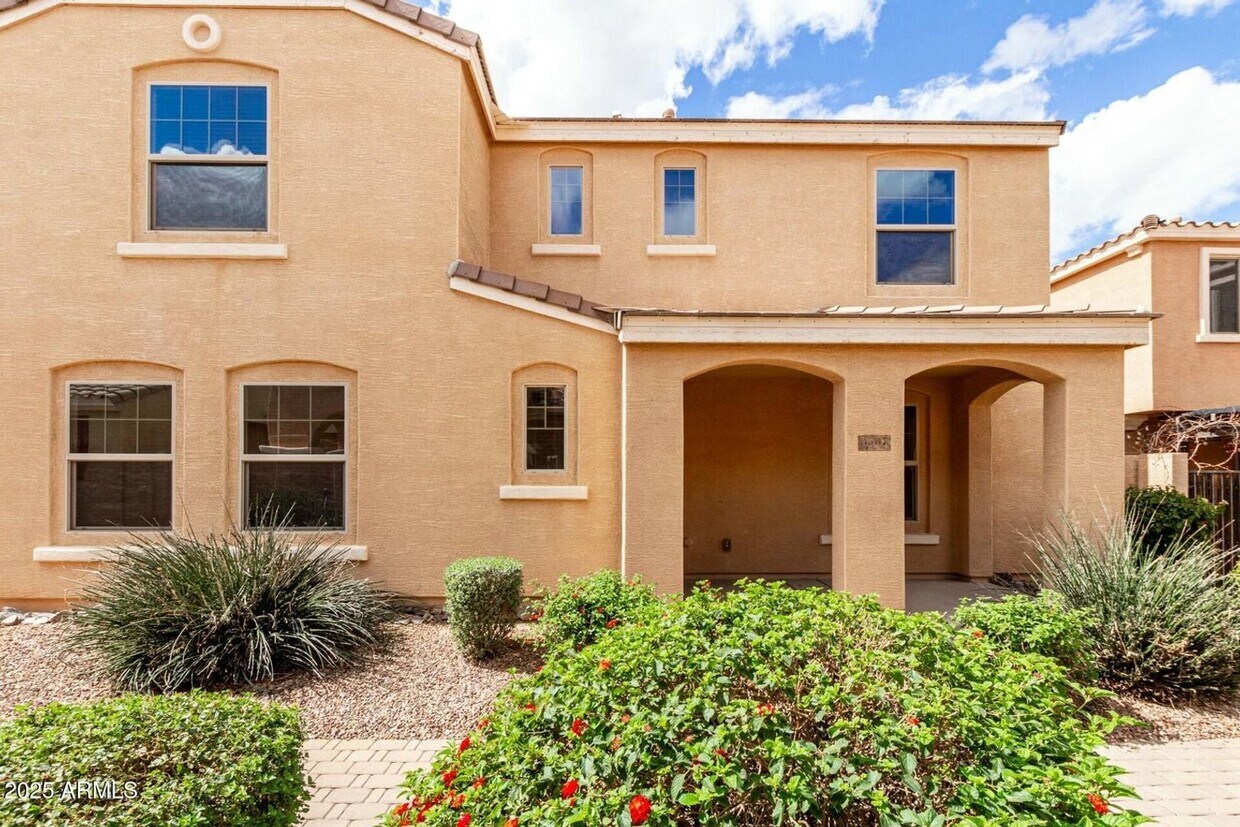 Foto principal - Beautiful 3 bedroom plus den, 2.5 bath hom...