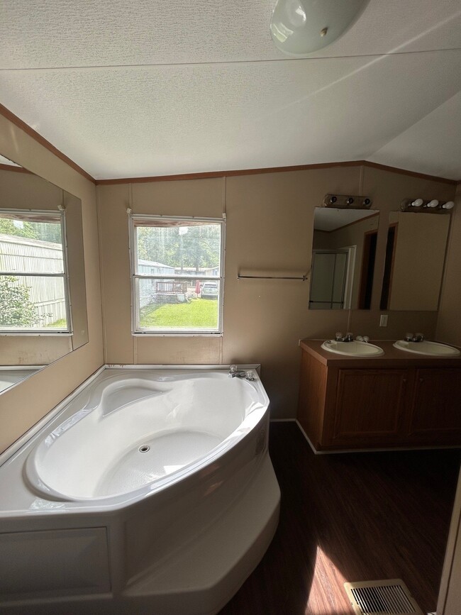 Building Photo - 506 Lakeview Cove