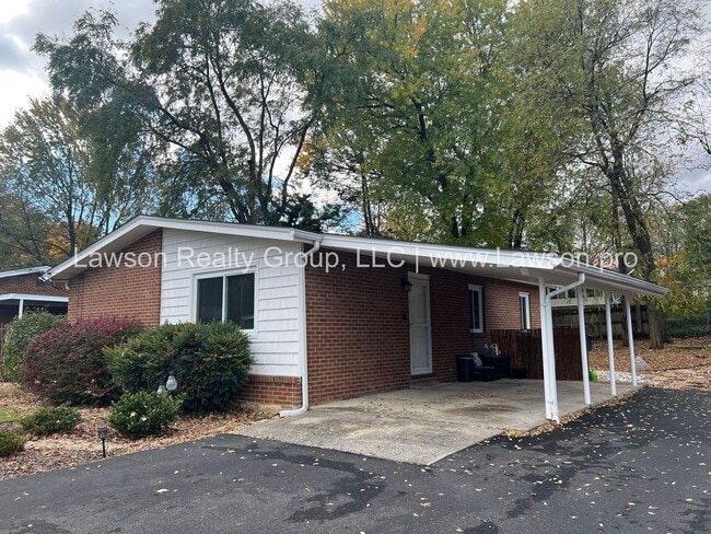 Building Photo - Charming Brick Ranch with Beautifully Land...