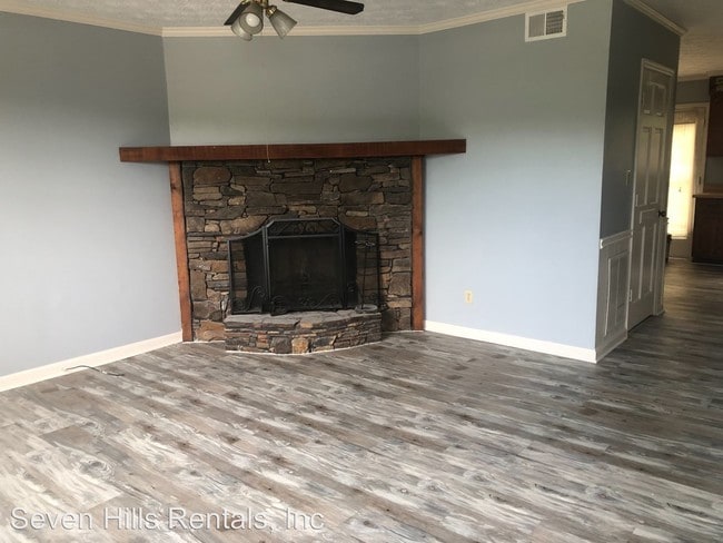 Building Photo - 309 Chateau Dr SE