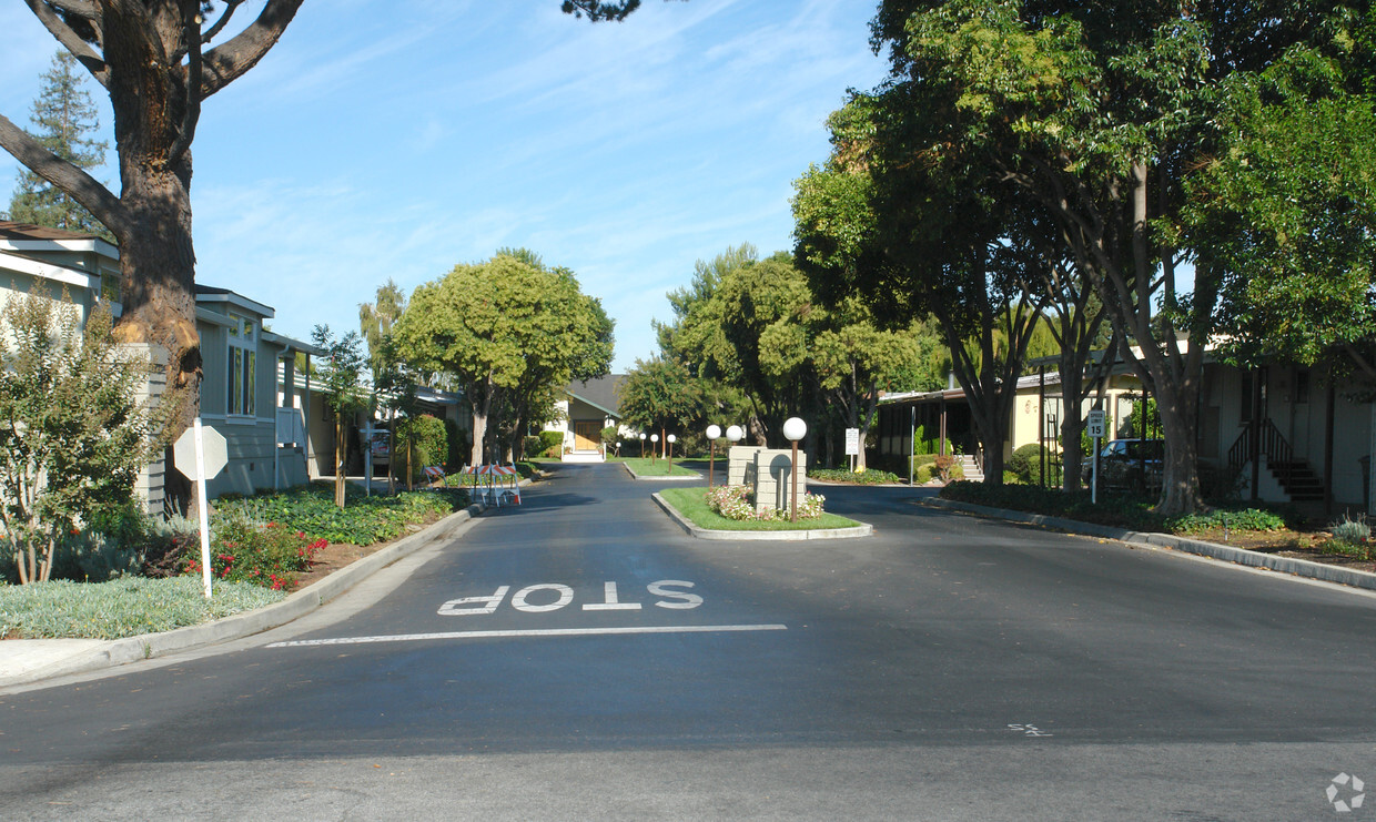 Building Photo - Quail Hollow