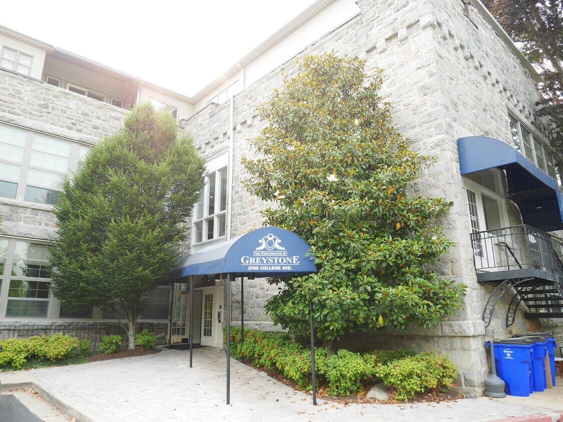 Foto principal - PRIME LOCATION! Two Bedroom Condo- Old Ell...