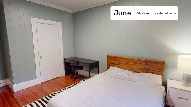 Foto del edificio - Private bedroom in 7 bed/2 bath Home