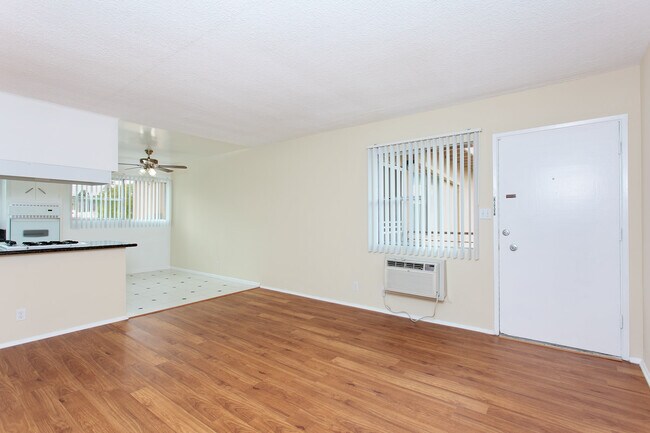 Building Photo - 209 E Live Oak St