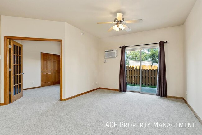 Building Photo - 1632 Evergreen Dr