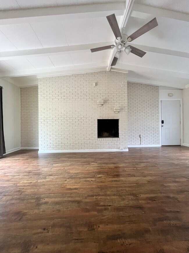 Building Photo - 852 Chevy Chase Dr