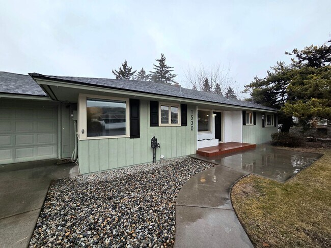 Foto del edificio - 4 Bed, 2 Bath -- Newly Renovated -- Home on Wenatchee Golf & Country Club's 16th Fairway**