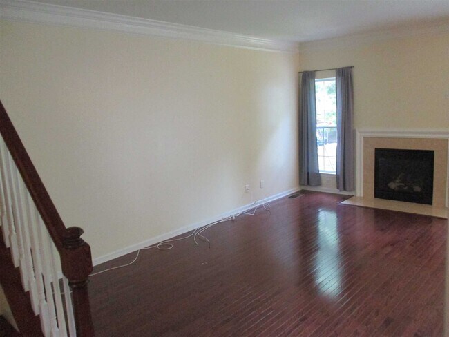 Building Photo - 807 Huntington Dr