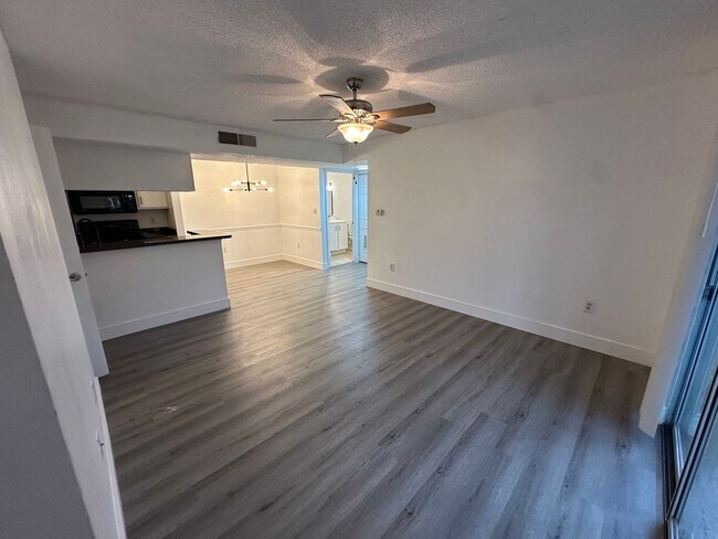 Building Photo - Updated first floor unit