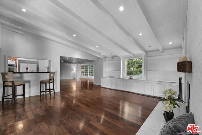 Building Photo - 360 N Kenter Ave