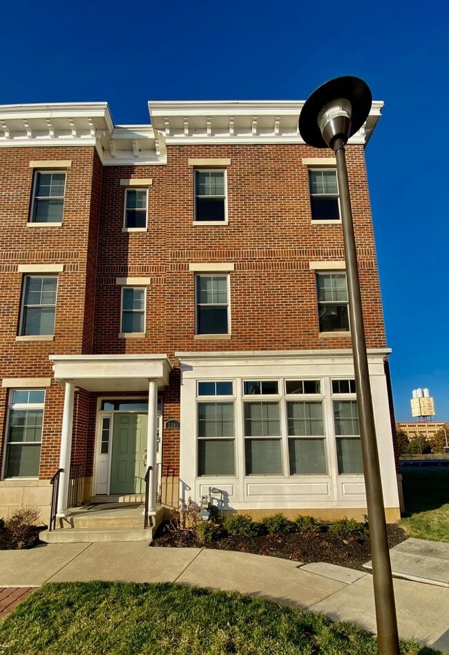 Building Photo - SIENA Place/PACKER PARK CORNER 4 Bedroom/2...
