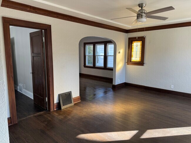 Building Photo - Mohawk Home