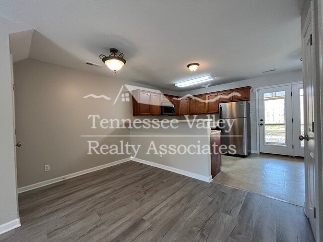Building Photo - MOVE IN READY! Spacious and updated 2 bed,...