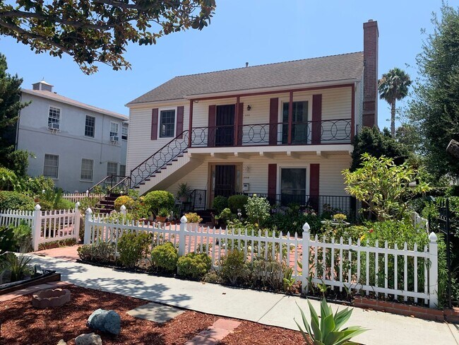 Building Photo - For Rent: Charming 2 Bed / 2 Bath Duplex i...