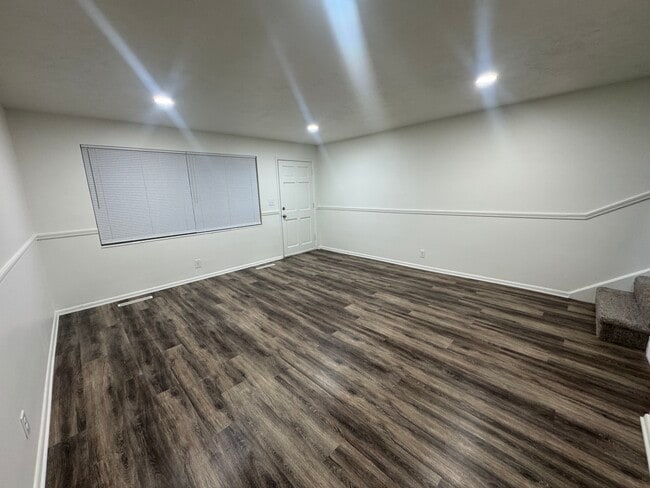 Building Photo - 459 N 400 E