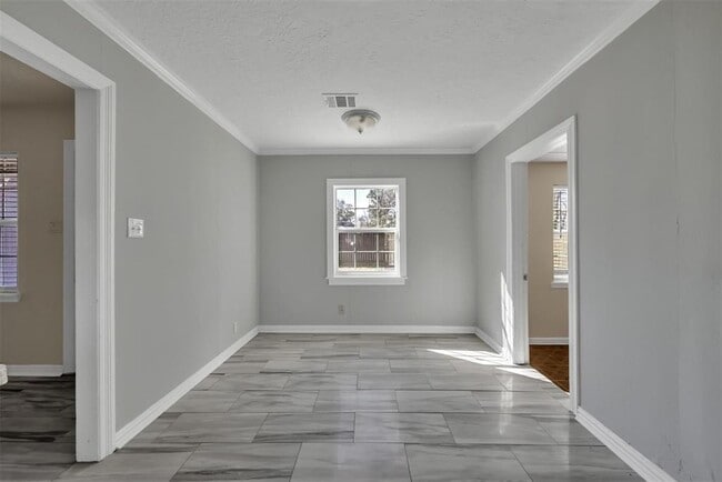 Building Photo - 1013 Twin Oaks St