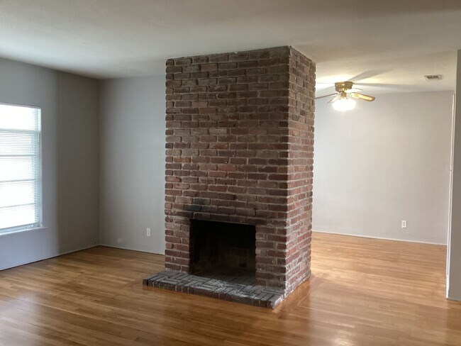 Foto del edificio - 1534 W Cambridge Ave