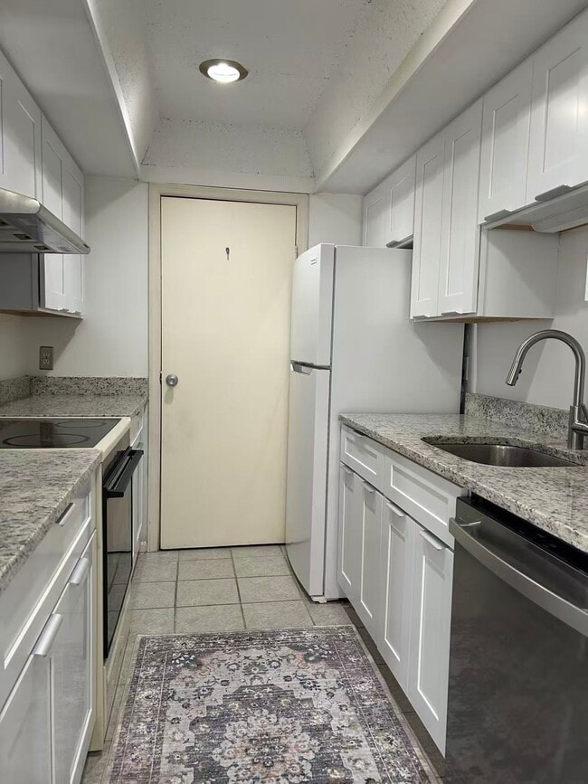 Building Photo - 991 Manor Ln
