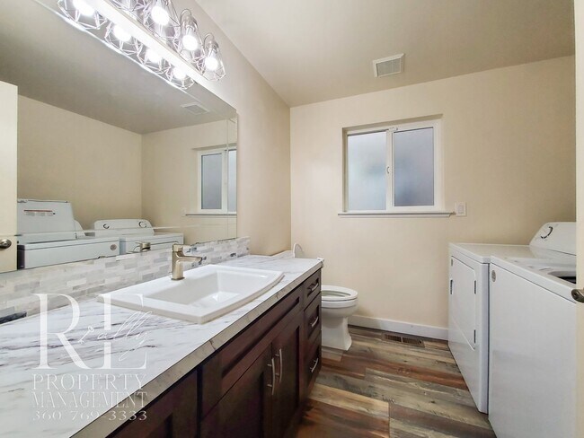 Foto del edificio - Modernized Two-Story with Open Layout, Gas Fireplace & Large Fenced Yard