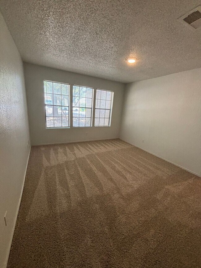 Building Photo - 2033 Redwing Way