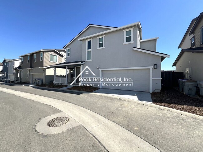 Building Photo - Newer 4bd/2.5ba Woodland Home with 2 Car G...