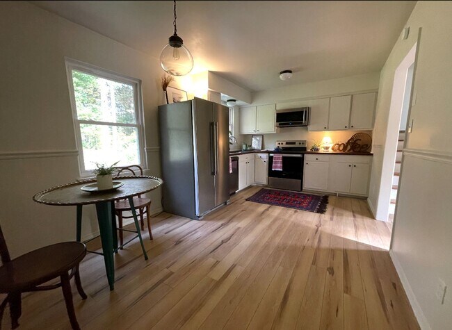 Building Photo - 4 bed 2 bath home recently remodeled off o...