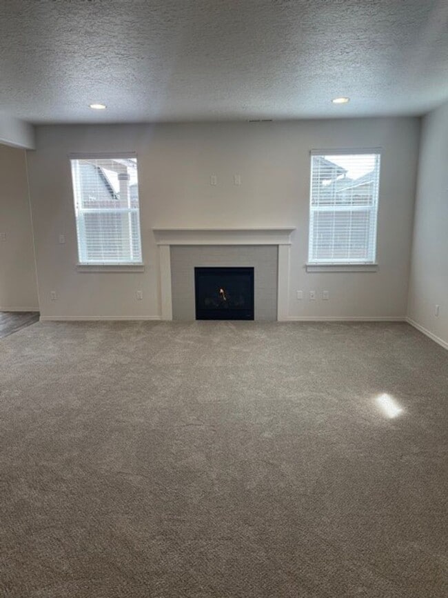 Building Photo - Newer build in Redmond with bonus room and...