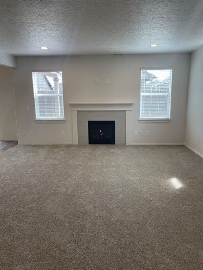 Foto del edificio - Newer build in Redmond with bonus room and...